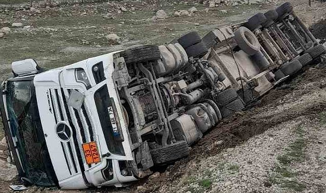 Şırnak'ta atık su tankeri devrildi, sürücü yaralandı