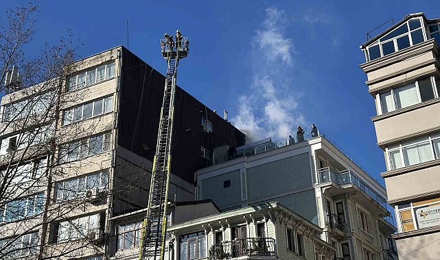 Şişli'de korkutan yangın: Taksim yönü bir süreliğine trafiğe kapandı