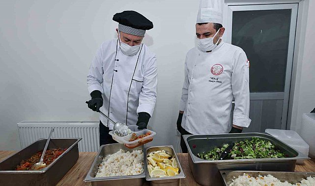 Sivas Belediyesi her gün 400 ihtiyaçlı ailenin iftar sofrasını kuruyor