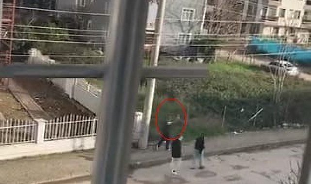 Sokak ortasında havaya ateş eden çocuk kamerada