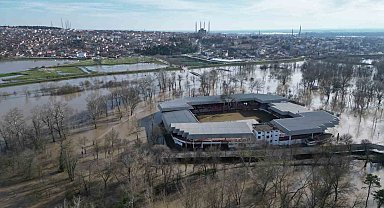 Sular altında kalan Sarayiçi güreş alanında su seviyesi düşüyor