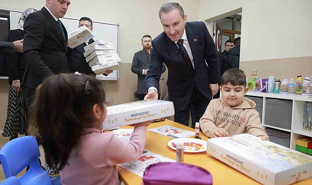 Sultanbeyli'de asırlık gelenek yaşatılıyor: Çocuklara Ramazan köşesi hediyesi