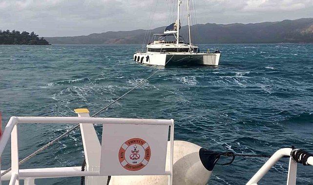 Sürüklenen Yelkenli Katamaran tekneyi Kıyı Emniyet ekipleri kurtardı