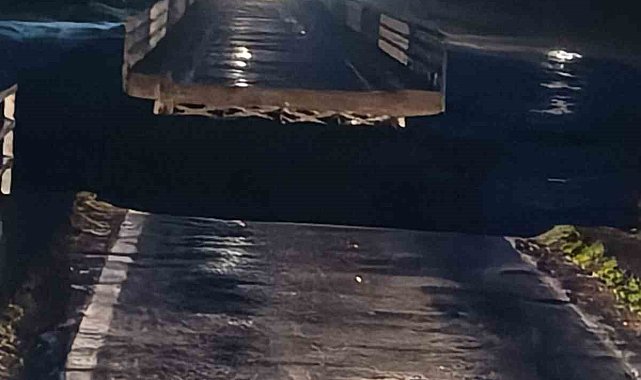 Susurluk'ta selde köprü ortadan ikiye ayrıldı