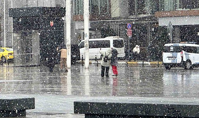 Taksim'de kar yağışı etkili oldu