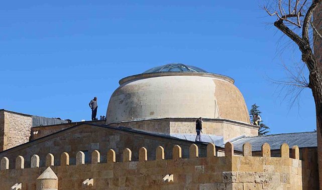 Tarihi Cacabey Medresesi'nde su sızıntısına müdahale edildi