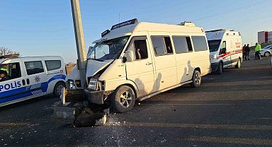 Tarım işçilerini taşıyan minibüs direğe çarptı: 15 yaralı