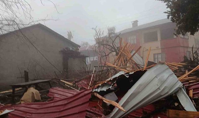Tarsus'ta yağmur ve fırtına hayatı olumsuz etkiledi