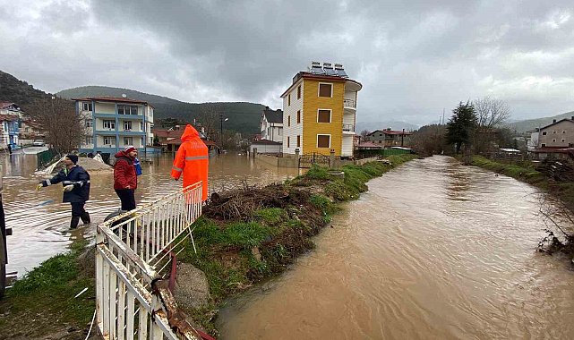Taşkın suları tahliye ediliyor, bozulan yollar onarılıyor