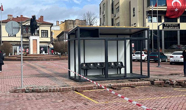 Tavşanlı'da akıllı duraklar montajlanıyor