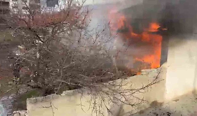 Tek katlı müstakil ev alevlere teslim oldu: 1 ağır yaralı