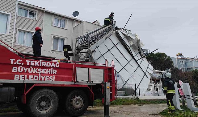 Tekirdağ'da fırtına çatıları uçurdu