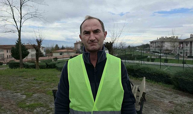 Temizlik işçisi, çalılıklar arasında bulduğu Türk bayrağını yerde bırakmadı