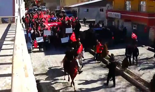 Tercan'da Kaymakam Duman'a şemsiye tartışması sonrası destek yürüyüşü