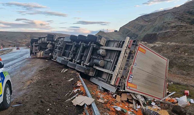 Tır şarampole devrildi, sürücü yara almadan kurtuldu