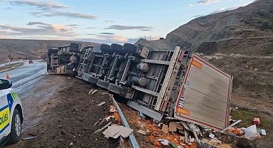 Tır şarampole devrildi, sürücü yara almadan kurtuldu