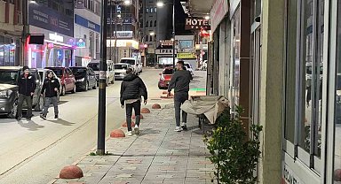 Tokat'ta fırtına ağacı devirdi, vatandaş saniyelerle kurtuldu