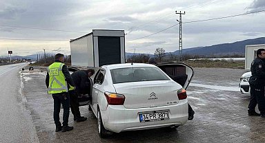 Tokat'ta uygulama noktasında bir araçta kaçak göçmen yakalandı