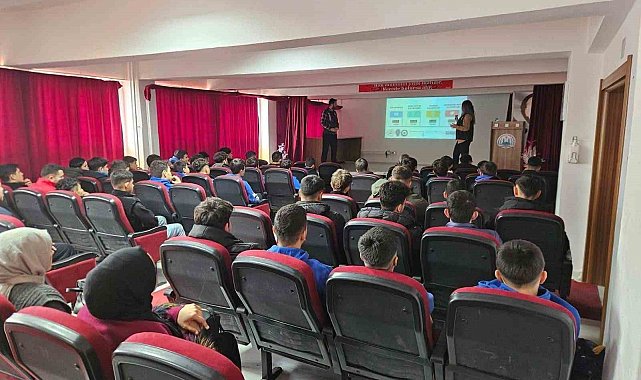 Tomarza'da lise öğrencilerine siber güvenlik semineri verildi