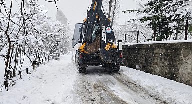 Trabzon'da Büyükşehir ekipleri kar yağışına karşı sahada