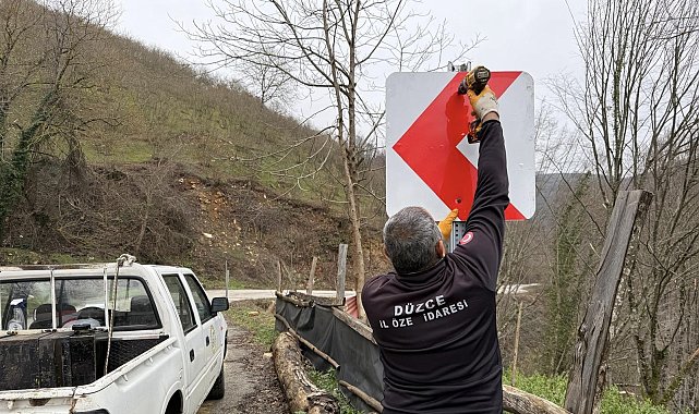 Trafik güvenliği için levhalar yerleştiriliyor