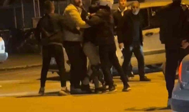 Trafikte tekmeli yumruklu kavga kamerada