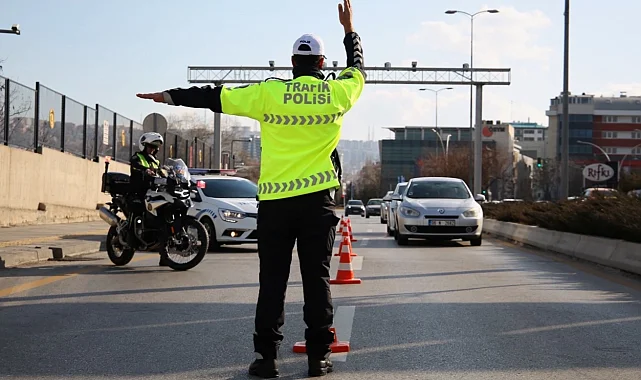 Trafikte yeni dönem başladı! Cezalar katlandı, ehliyete el koyma ve iptal şartları ağırlaştı