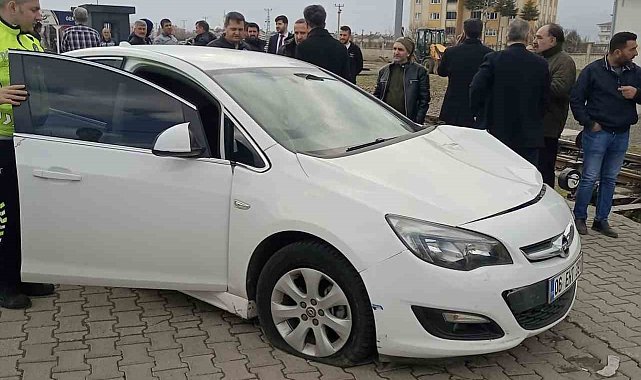 Tren hemzemin geçitte araca çarptı: 3 yaralı