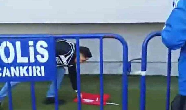 Türk polisinin bayrak sevdası: Tartışma sırasında düşen bayrağı kaldırdı