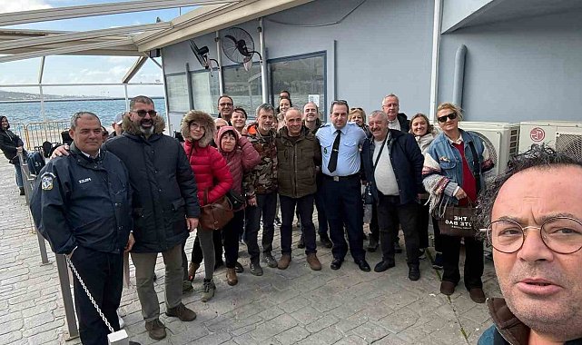 Türk turistlerden Yunanlı komisere çiçekli teşekkür