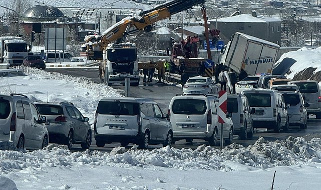 Tuşba'da tır kazasında uzun araç kuyruğu oluştu