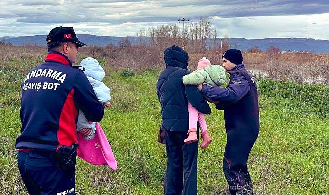 Uluabat Gölü'nde mahsur kalan aileyi jandarma kurtardı