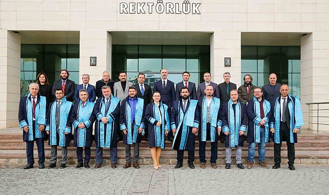 Üniversitede akademik yükselme sevinci