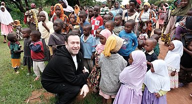 Ünlü iletişimci Özgür Aras'tan Afrika'ya umut taşıyan yolculuk