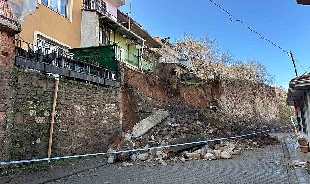 Uşak'ta yağış sonrası istinat duvarı çöktü, toprak kayması yaşandı: 3 ev tahliye edildi