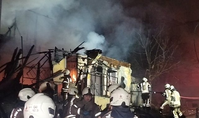 Üsküdar'da iki katlı metruk bina alev alev yandı