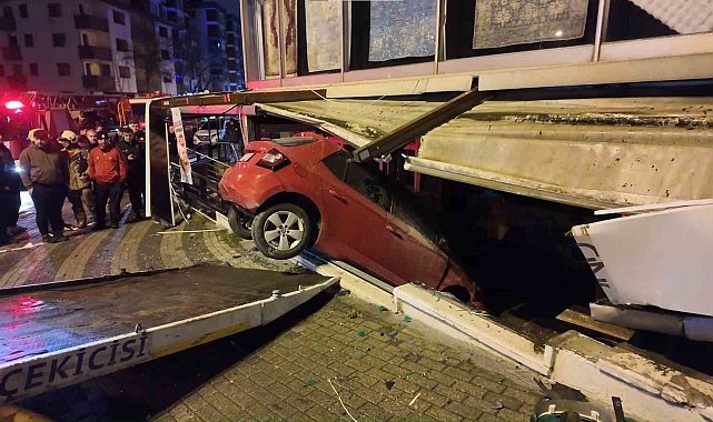 Üsküdar'da kontrolden çıkan otomobil iş yerine daldı