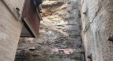 Üzerine gecekondular inşa edilen kayalıklardan düşen parçalar iki binanın mühürlenmesine neden oldu