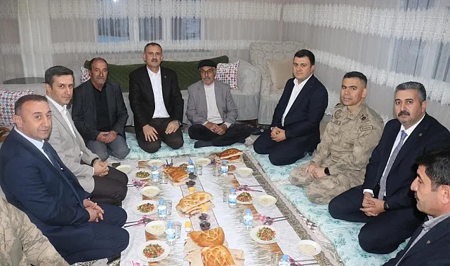 Vali Bozkurt, Patnos Akyemiş'te çiftçi ailenin sofrasına konuk oldu