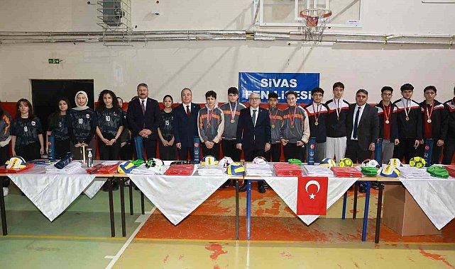 Vali Şimşek spor malzemesi dağıtımında öğrencilerle sahaya indi