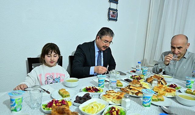 Vali Yılmaz, iftarda vatandaşın evine konuk oldu