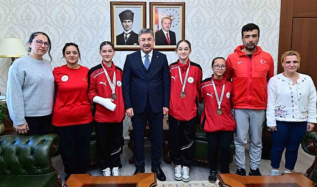 Vali Yılmaz, işitme engelli taekwondo sporcuları ile bir araya geldi