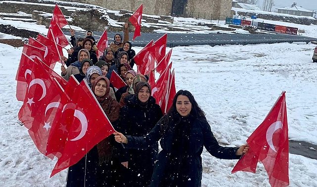 Van Kalesi'nde kadınlardan bayrak sevgisi yürüyüşü