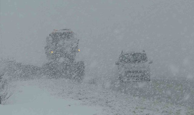 Van Kurubaş Geçidi'nde kar yağışı ve sis etkili oldu