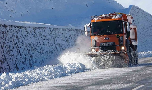 Van'da 390 yerleşim yerinin yolu kardan kapandı