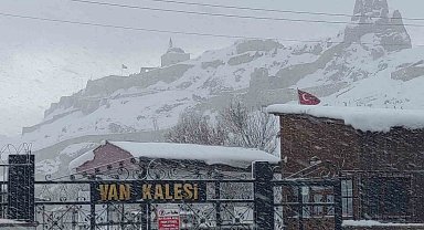 Van'da kardan dolayı kapanan 390 yoldan 230'u açıldı