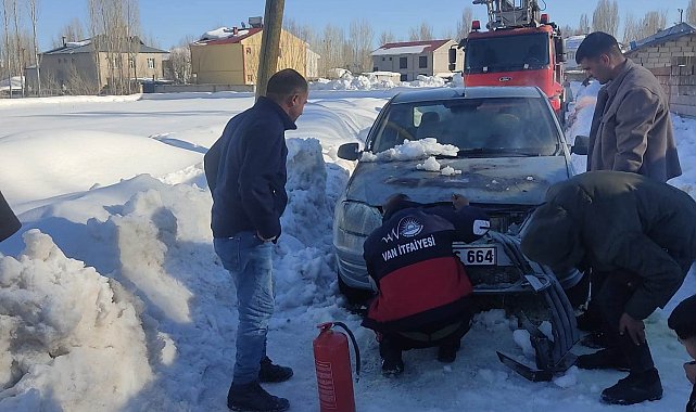 Van'da seyir halindeki otomobil yandı