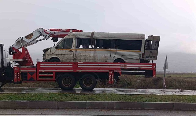 Yağış sonrası kayganlaşan yolda taklalar atan transit hurdaya döndü: 2 yaralı