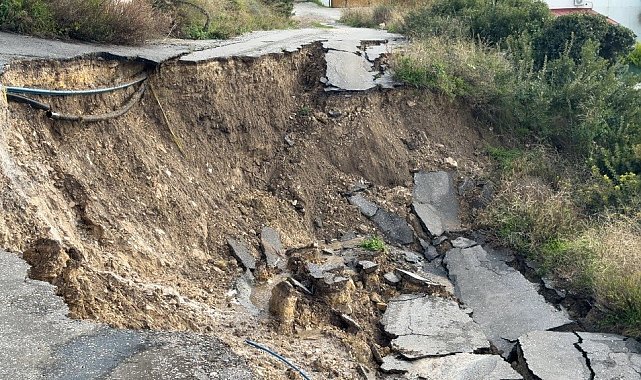 Yağışlar heyelanı tetikledi: Çeşme'de toprak kayması