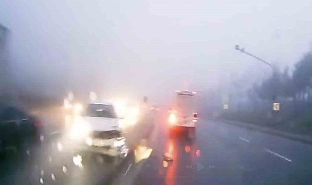 Yağışlı havada kontrolden çıkan otomobil refüje çıktı